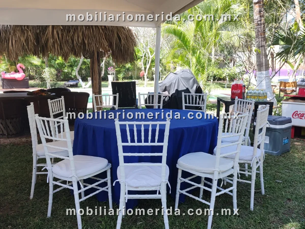 Montaje real de mobiliario para eventos: Mesa redonda con 10 sillas plegables en Mérida