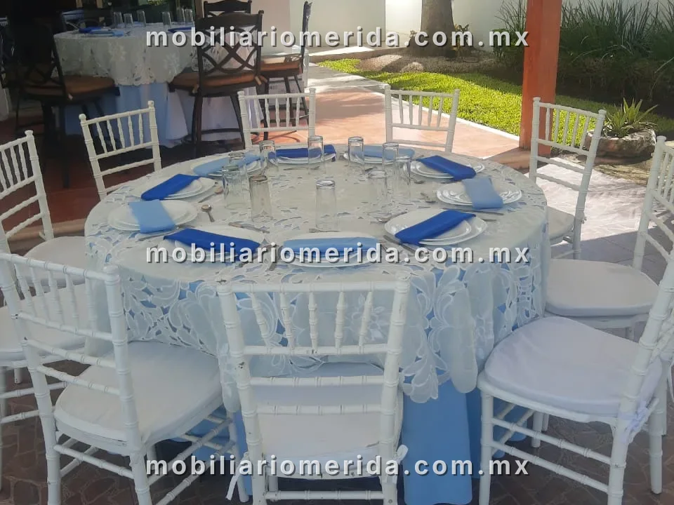 Renta de mesas redondas para eventos con manteles y platos: Mesa redonda con 10 sillas plegables en Mérida