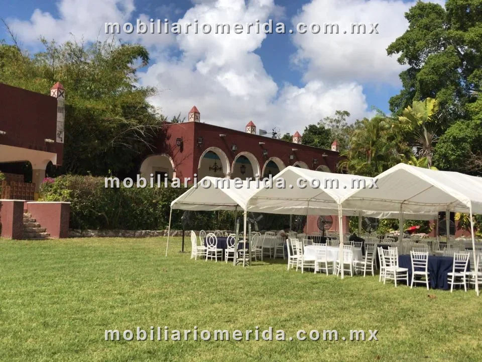 Renta de Carpas, sillas, mesas, manteles en evento hacienda: Carpas, Mesa redonda con 10 sillas plegables en Mérida