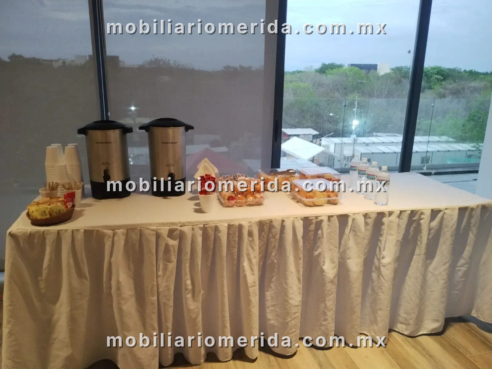 Renta de mesas con manteles y servicio de catering en evento, Catering en Mérida