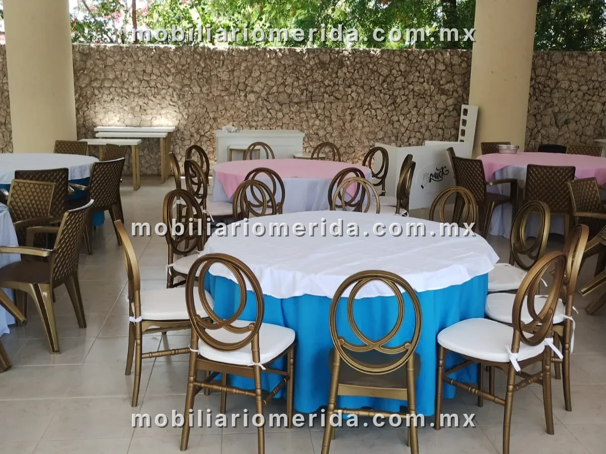 Renta de mesas redonda con manteles y sillas versalles para evento: Mesa redonda con 10 sillas plegables, Sillas Versalles en Mérida