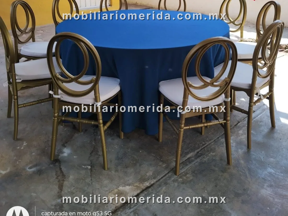 Renta de mesa redonda con sillas tipo versalles en evento, Manteles en Mérida